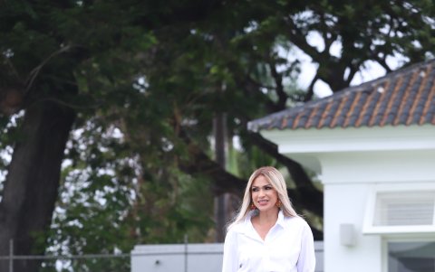 La viceprefecta usa el azul en aquellas telas fluidas que la abrazan de confianza.