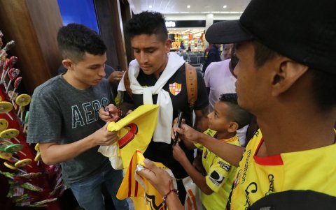 El Ídolo llegó a Guayaquil y fue recibido por varios hinchas que les transmitieron su alegría tras la victoria ante Progreso. Mario Pineida firmó varios autógrafos.