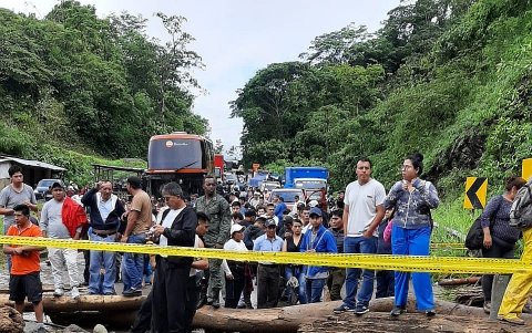 Ante el evento natural, muchos viajeros tuvieron que seguir a pie su camino para poder llegar a sus destinos.