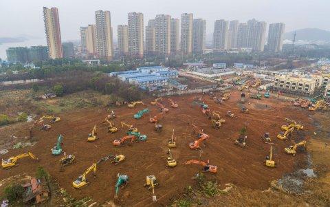 WUHAN. Vista aérea de los trabajos, con decenas de maquinarias desperdigadas sobre una amplia zona.