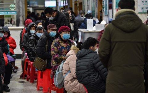 WUHAN. Personas que acuden a esta hora al hospital, temerosos de haber contraído la neumonía, esperan turnos en el hospital central de esta ciudad.