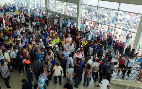 Decenas de personas llegaron hasta el complejo judicial para conocer la decisión respecto a la deuda.