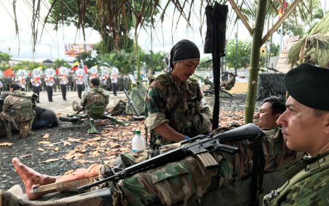 Recreación. un soldado ecuatoriano le cura las heridas a uno de sus compañeros en el campamento. La acción es una dramatización de lo vivido en el Alto Cenepa.