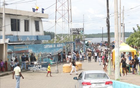 Infraestructura. El puente sobre el río Mataje une San Lorenzo con Colombia, pero solo para personas.