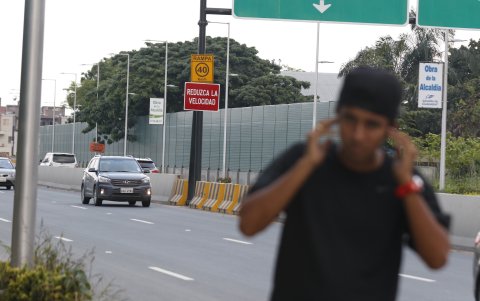 Hecho. El ruido que generan buses y camiones, lo perciben los guayaquileños a cualquier hora del día.

/GUAYAQUIL- ECUADOR/ ALEX LIMA / EXPRESO