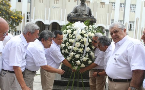 Ofrenda. Un arreglo floral fue colocado en el busto de Vicente Rocafuerte.