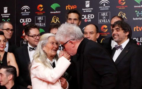 El director 'premió' con un beso a Benedicta Sánchez, la actriz revelación.
