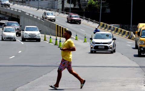 Cruce. La inseguridad también está latente en la avenida Carlos Julio Arosemena.