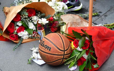 Flores y una pelota de baloncesto para recordar a Bryant