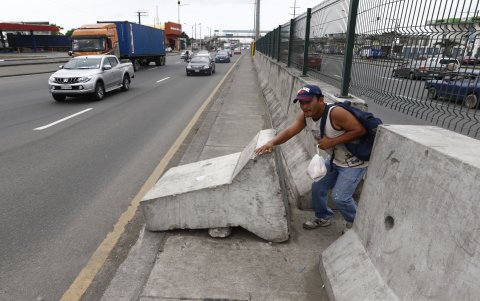Inseguridad. Quienes transitan por la vía Perimetral, no respetan las mallas, ni los muros allí colocados.