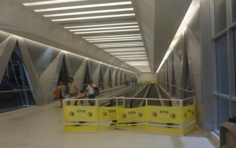 CEIBOS. Interior del paso peatonal sobre la Vía a la Costa ya habilitado para las personas.