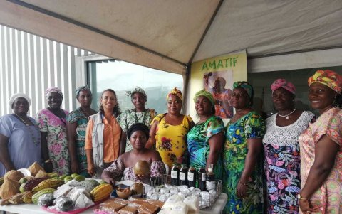 Diez de las 27 comuneras exponen sus productos en las ferias que se realizan en la provincia.