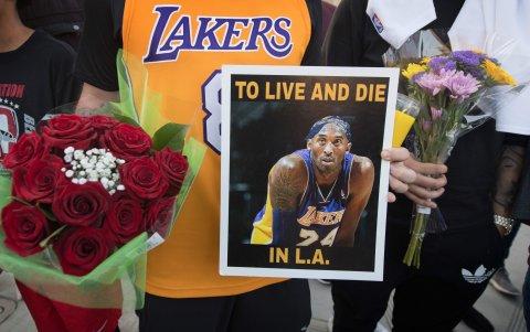 Flores y una foto de Kobe Bryant, los elementos para recordar al astro del baloncesto.