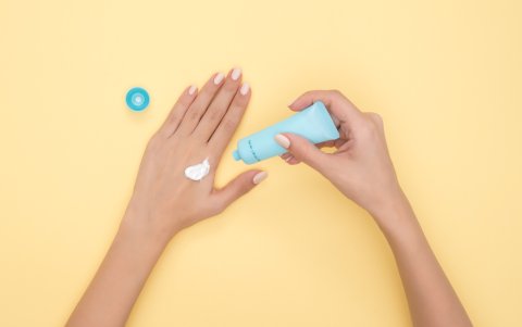 No olvides aplicarte protector en las zonas expuestas como las manos, el escote y las orejas.