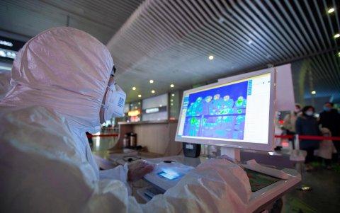 China. Personal médico utiliza una cámara termográfica infrarroja para verificar la temperatura de los pasajeros en la estación ferroviaria sur de Nanjing en Nanjing.