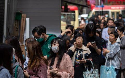 Las personas hacen cola para obtener tabletas de vitamina C y botellas de desinfectante de manos en Hong Kong, China, el 24 de enero de 2020.