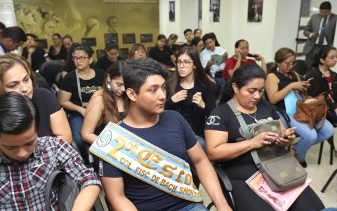 Algunos estudiantes llevaron diplomas, medallas y las cintas de abanderados y escoltas para demostrar su excelencia académica.