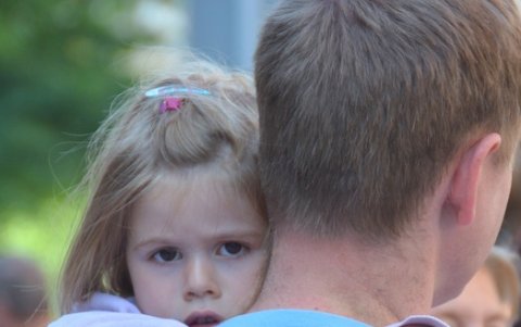 Cuando el menor no quiera desprenderse de su peluche para comer, bañarse y demás, ya estaría convirtiendo en un problema por tratar.