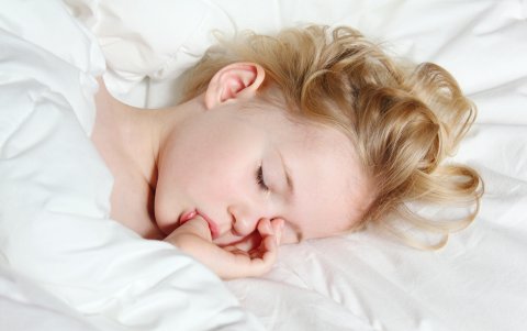 Recurrir a chuparse el dedo, es otra alternativa que buscan los pequeños como apego.