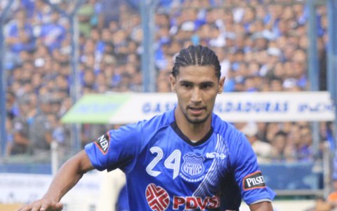 Fernando 'Vikingo' Giménez, paraguayo tricampeón con Emelec, luce la camiseta del Bombillo.