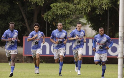 Jugadores de Emelec, en un entrenamiento en el Polideportivo Los Samanes, se preparan previo a un Clásico del Astillero.