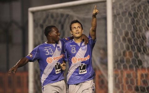 Marcos Mondaini, atacante azul, celebrando un gol.