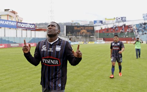 Marcos Caicedo, en uno de sus rituales clásicos. El atacante ecuatoriano es fiel creyente de Jesús.
