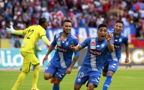 Ángel Mena en uno de sus acostumbrados festejos tras convertir un gol.