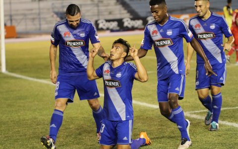 Mena, una vez más, anotando con la camiseta del Ballet.