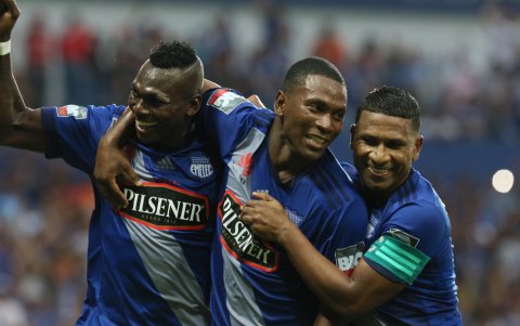Oswaldo Lastra, Brayan Angulo y Jorge Guagua, abrazados en la celebración de un gol del Cuco.