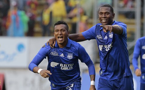 Fernando Guerrero festeja junto a Angulo su anotación ante Aucas, en Quito.