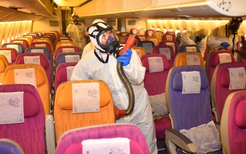 Este folleto de Thai Airways tomado y publicado el 28 de enero de 2020 muestra al personal desinfectando un avión en el hangar de la aerolínea en Bangkok.