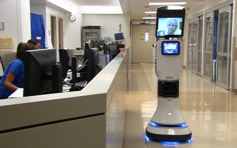 La máquina utilizada es el InTouch Health Vici y se controla desde la sala de enfermería.