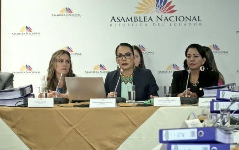 El pasado 22  de enero, la presidenta del CNE, Diana Atamaint (c) compareció ante la Comisión de Fiscalización para sus pruebas de descargo.