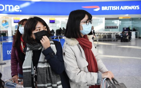 Las personas usan mascarillas en el aeropuerto de Heathrow en Londres, Gran Bretaña, como medida de protección.