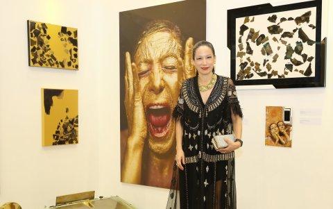 La artista en una de las instalaciones de su exposición 'Tasaamu/Tolerance, el sentido perpetuo de la tolerancia y la paz', en Abu Dhabi.