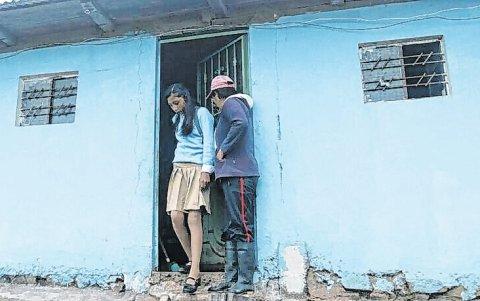 Uniforme. Cuando llega al pueblo, corre a donde una tía
para ponerse la ropa para asistir al colegio.