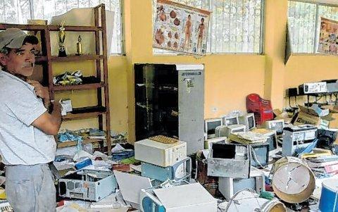 Bodega. Una escuela que fue cerrada en Sivicusig se ha convertido en un botadero de basura.