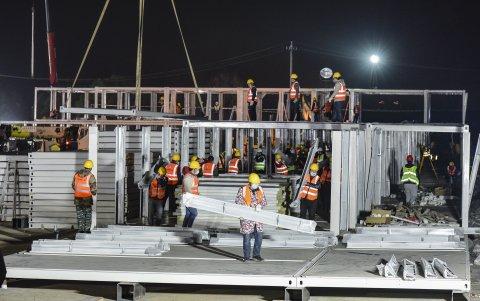 Obreros trabajan en la construcción del hospital temporal Huoshenshan para pacientes con coronavirus 2019-nCoV, Avance de la obras hasta el 28 de enero.l