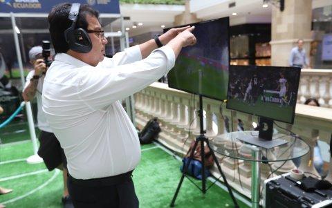 Amílcar Mantilla, directivo de la FEF, prueba la experiencia del videoarbitraje.