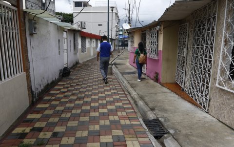 Las calles regeneradas lucen cómodas y con adoquines de colores.