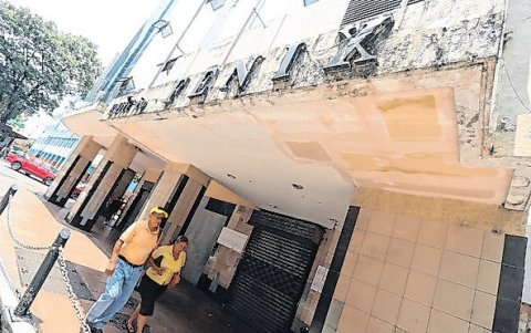 Fénix. Actualmente se están demoliendo los últimos dos pisos.