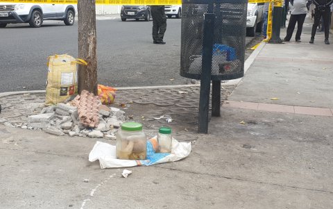 Los dos frascos de vidrio contenían seis embriones repartidos entre los dos.