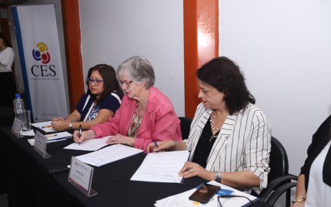 Representes del Consejo de Educación Superior (CES) y de 34 universidades firmaron un convenio para crear la Red de Posgrado en Educación