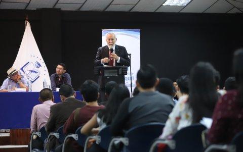 Personaje. Francisco Huerta, miembro del Comité del Bicentenario participó del encuentro.
Foto: Valentina Encalada
Nota: Diana Sotomayor
ENERO 30 Guayaquil-Ecuador
Agencia (ag-expreso)