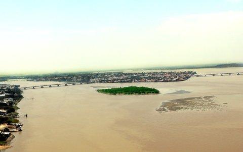 El Guayas. A decir de los expertos, pese a que hace falta dragar el río, aún en las condiciones actuales podría servir para transportar a los ciudadanos en lanchas o botes.