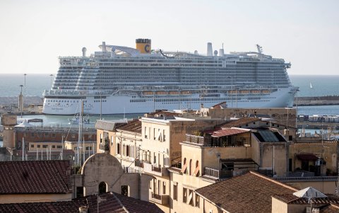 Civitavecchia. El crucero Costa Esmeralda, anclado ayer jueves en un puerto, al noroeste de Roma. A los 6.000 pasajeros procedente de España se les impidió desembarcar.