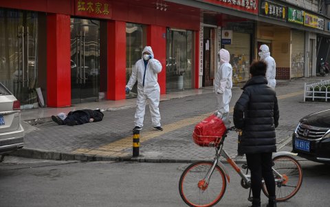 Wuhan. Un anciano muere con la mascarilla puesta. Ocurrió ayer. No se sabe la razón de su deceso.
