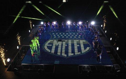 La presentación de la plantilla eléctrica estuvo acompañada del juego de luces