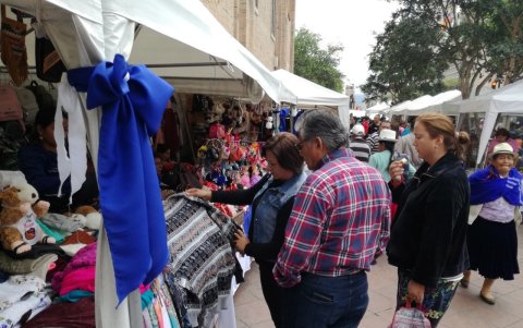 Clientes. Los turistas buscan comprar algo que identifique la urbe cuencana. Quienes observan los trabajos se quedan asombrados por la creatividad de su gente.